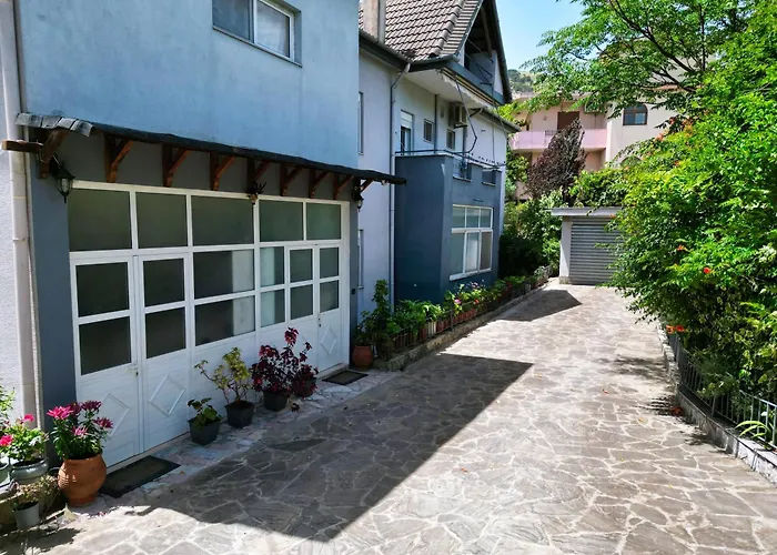 Vila Banushi